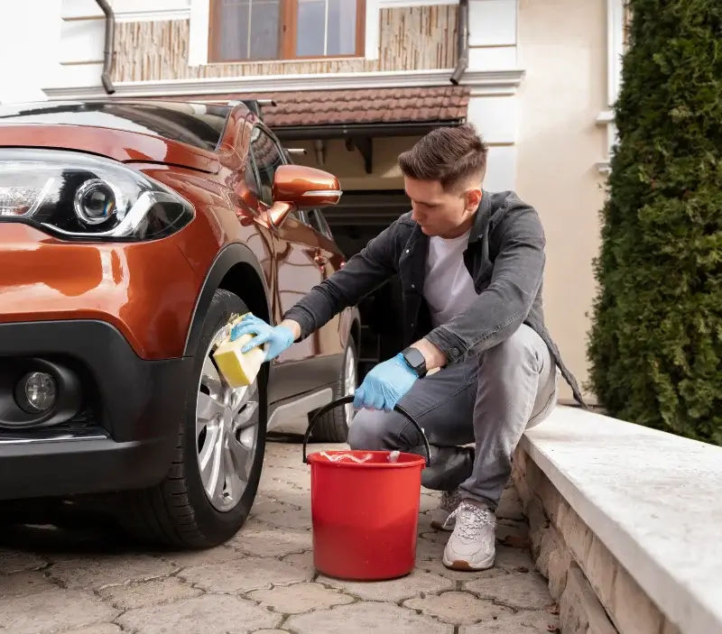 Lavage auto à domicile Javerdat : professionnel intervenant sur un véhicule